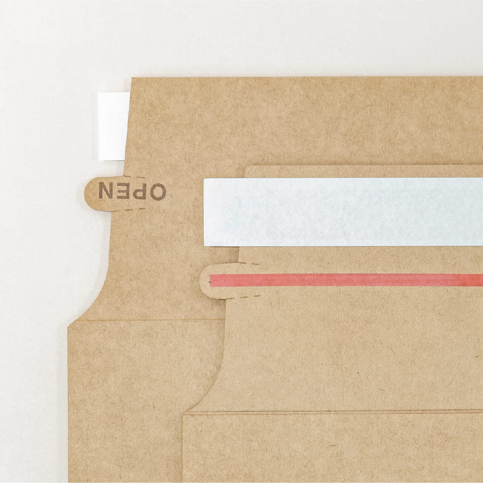 ECバッグのフタ部分アップ（両面テープの剥離紙がめくりやすい耳出し仕様）