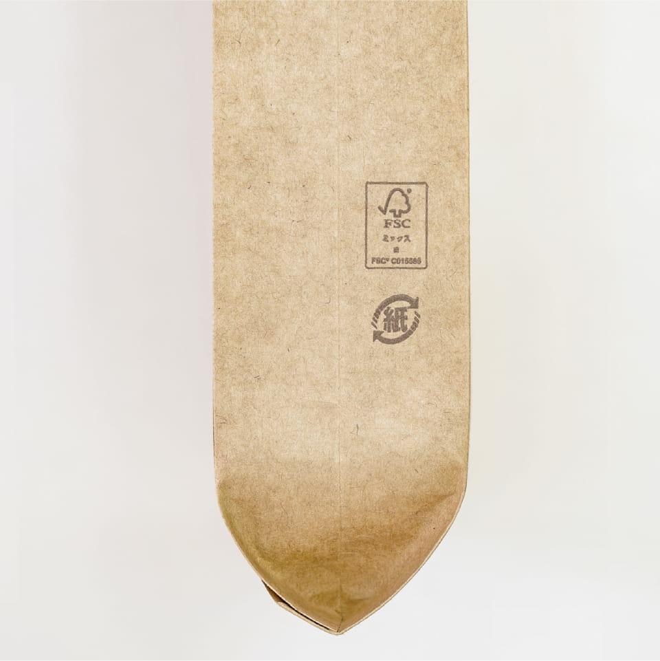 ECバッグの横マチ部分に印刷されたFSCマークと紙マークのアップ画像