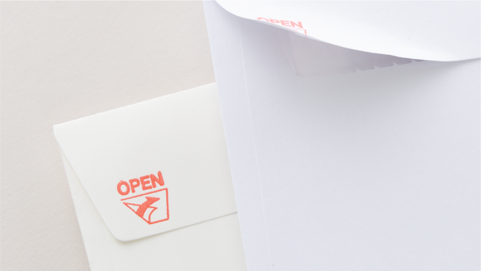 「かんたん開封封筒」のOPENマーク部分アップと少し開いた状態の製品イメージ｜ミシン目付き開封加工によりハサミやレターオープナー不要で簡単に開封できる郵送用封筒のOPENマークと開口部拡大ビジュアル